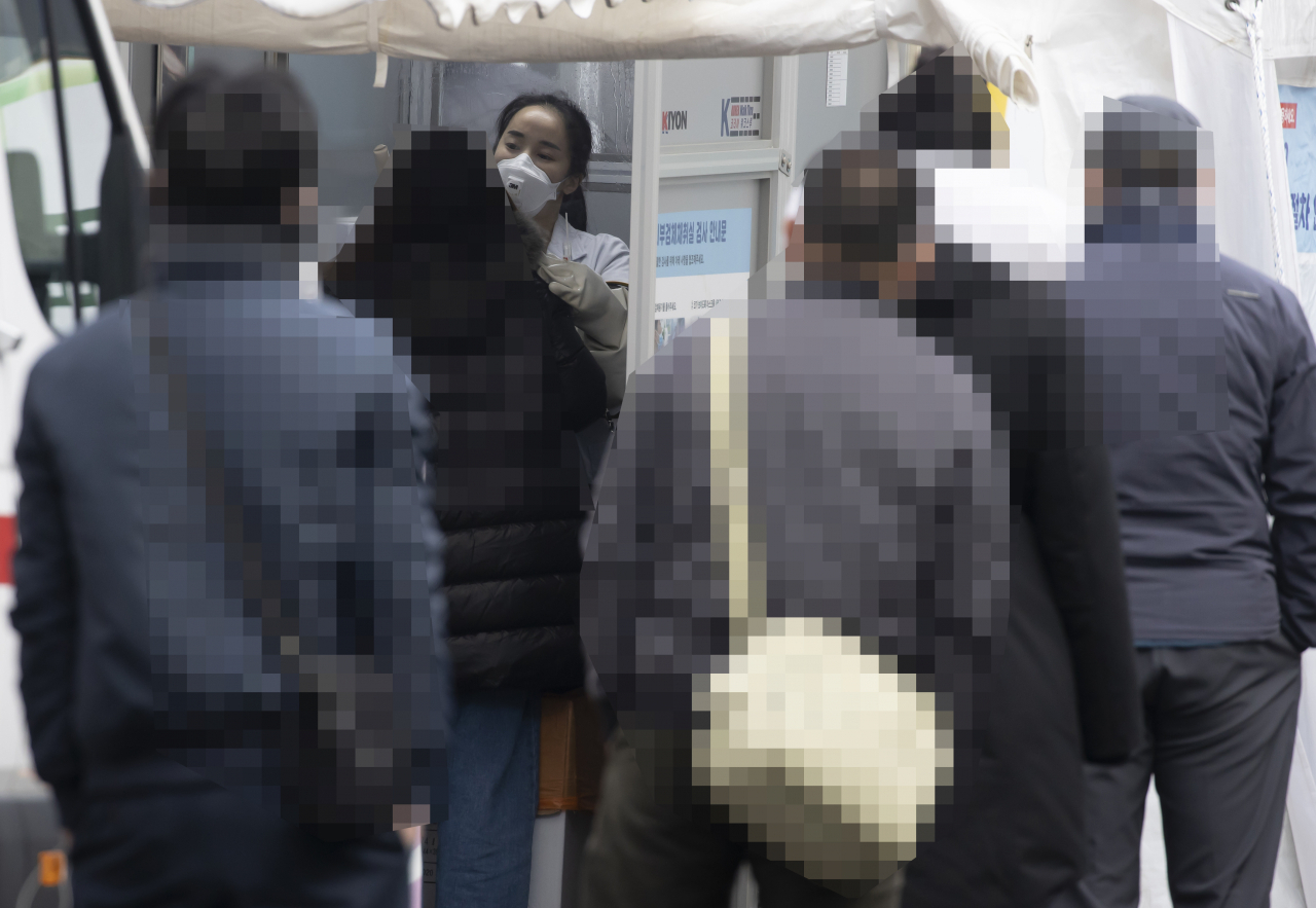 신종 코로나바이러스 감염증(코로나19) 신규확진자가 나흘 연속 300명대를 이어가고 있는 21일 오전 서울 중구 국립중앙의료원 코로나19 선별진료소에서 의료진이 검체 채취를 하고 있다. 연합뉴스