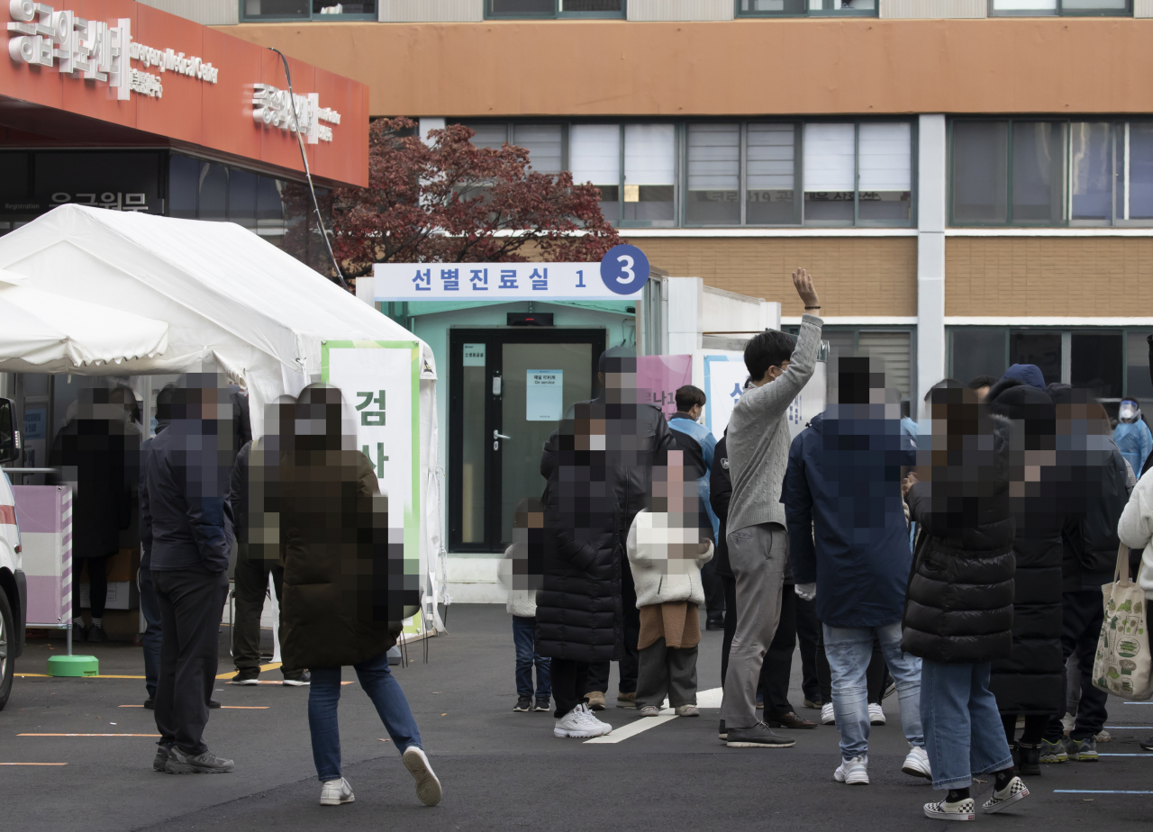 신종 코로나바이러스 감염증(코로나19) 신규확진자가 나흘 연속 300명대를 이어가고 있는 21일 오전 서울 중구 국립중앙의료원 코로나19 선별진료소를 찾은 시민들이 검사 순서를 기다리고 있다. 중앙방역대책본부는 21일 0시 기준으로 국내 신종 코로나바이러스 감염증 신규 확진자가 386명 늘어 누적 3만403명이라고 밝혔다. 연합뉴스