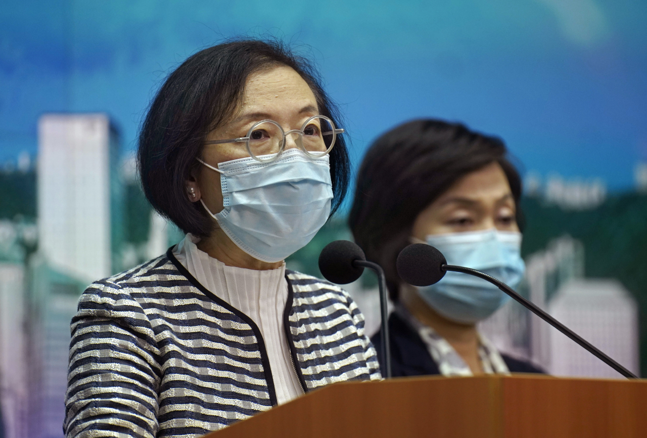 소피아 찬 홍콩 보건장관이 20일(현지시간) 정부청사에서 “코로나19 4차 확산기에 접어든 것으로 보인다”며 오는 23일부터 2주간 초등학교 1~3학년의 등교수업을 중단한다는 내용의 기자회견을 하고 있다. 연합뉴스