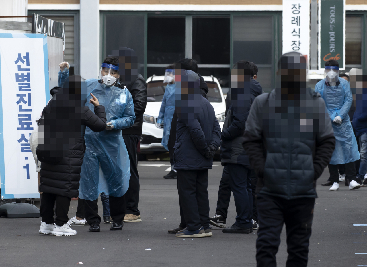 중앙방역대책본부는 21일 0시 기준으로 국내 신종 코로나바이러스 감염증 신규 확진자가 386명 늘어 누적 3만403명이라고 밝혔다. 연합뉴스