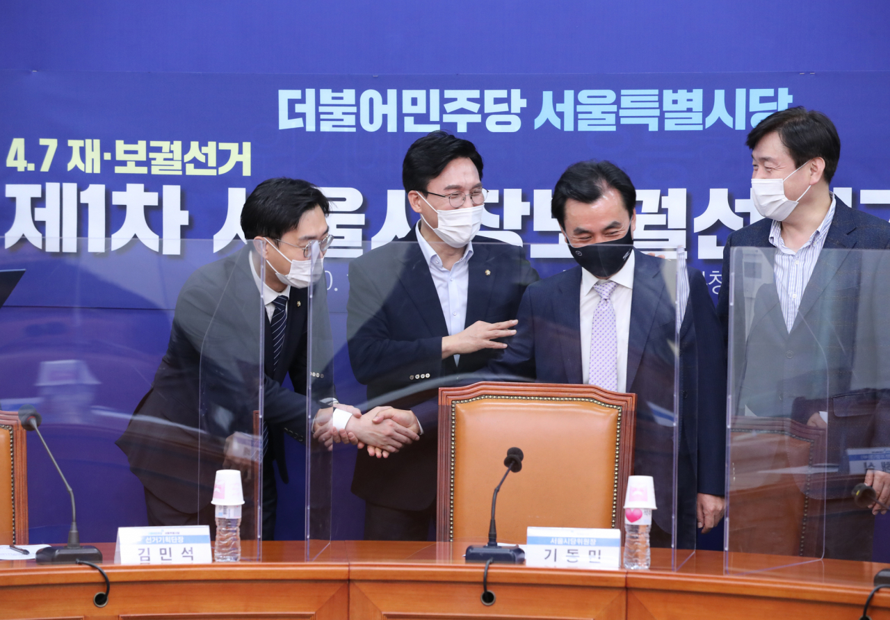 16일 서울 여의도 국회에서 열린 '더불어민주당 서울특별시당 4.7 재·보궐선거 제1차 서울시장 보궐선거 기획단 회의'에서 김민석 선거기획단장(왼쪽 두 번째)과 기동민 서울시당위원장(오른쪽), 안규백 조직총괄분과장(오른쪽 두 번째)이 웃으며 인사하고 있다. [연합]