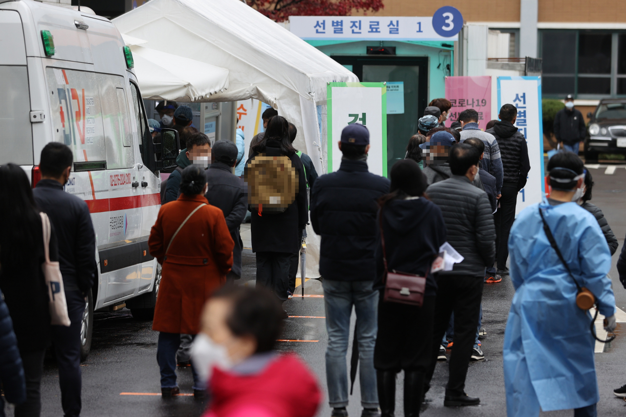 신종 코로나바이러스 감염증(코로나19) 신규 확진자가 닷새 연속 300명대를 기록한 22일 오전 서울 중구 국립중앙의료원에 마련된 선별진료소에서 시민들이 검사를 받기 위해 줄을 서 있다. 연합뉴스