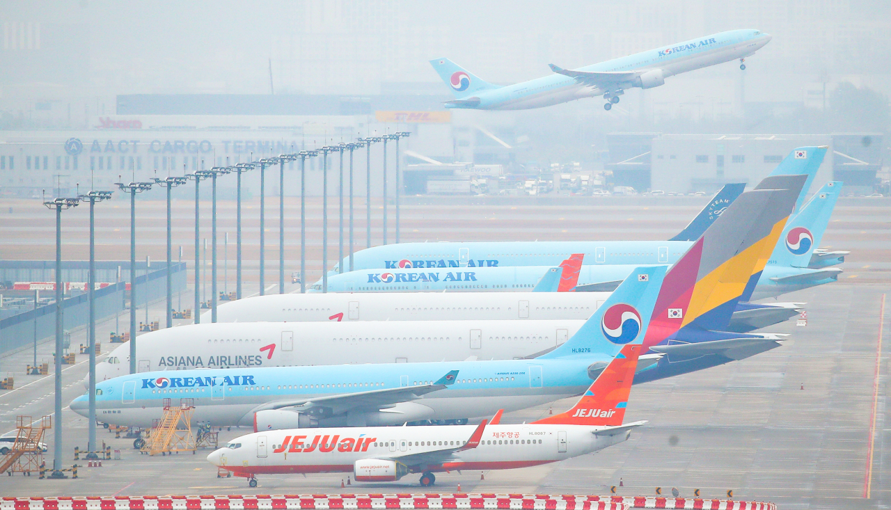 지난 18일 오전 인천국제공항 주기장에 세워진 대한항공과 아시아나항공 여객기 모습. [연합뉴스]