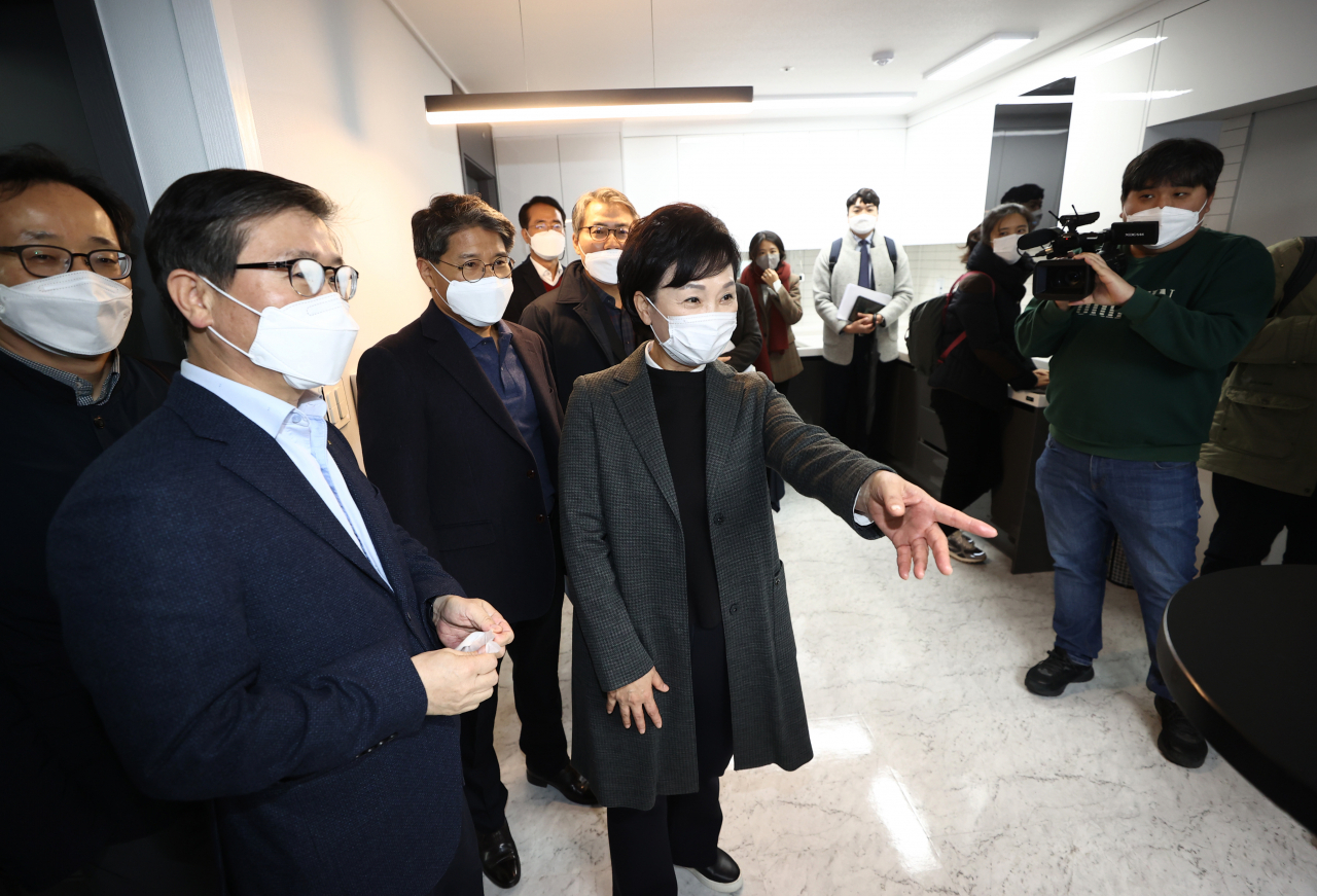 김현미 국토교통부 장관이 22일 은평구에 위치한 매입 임대주택을 방문, LH 관계자로부터 추진 현황을 보고받고 있다. 연합뉴스