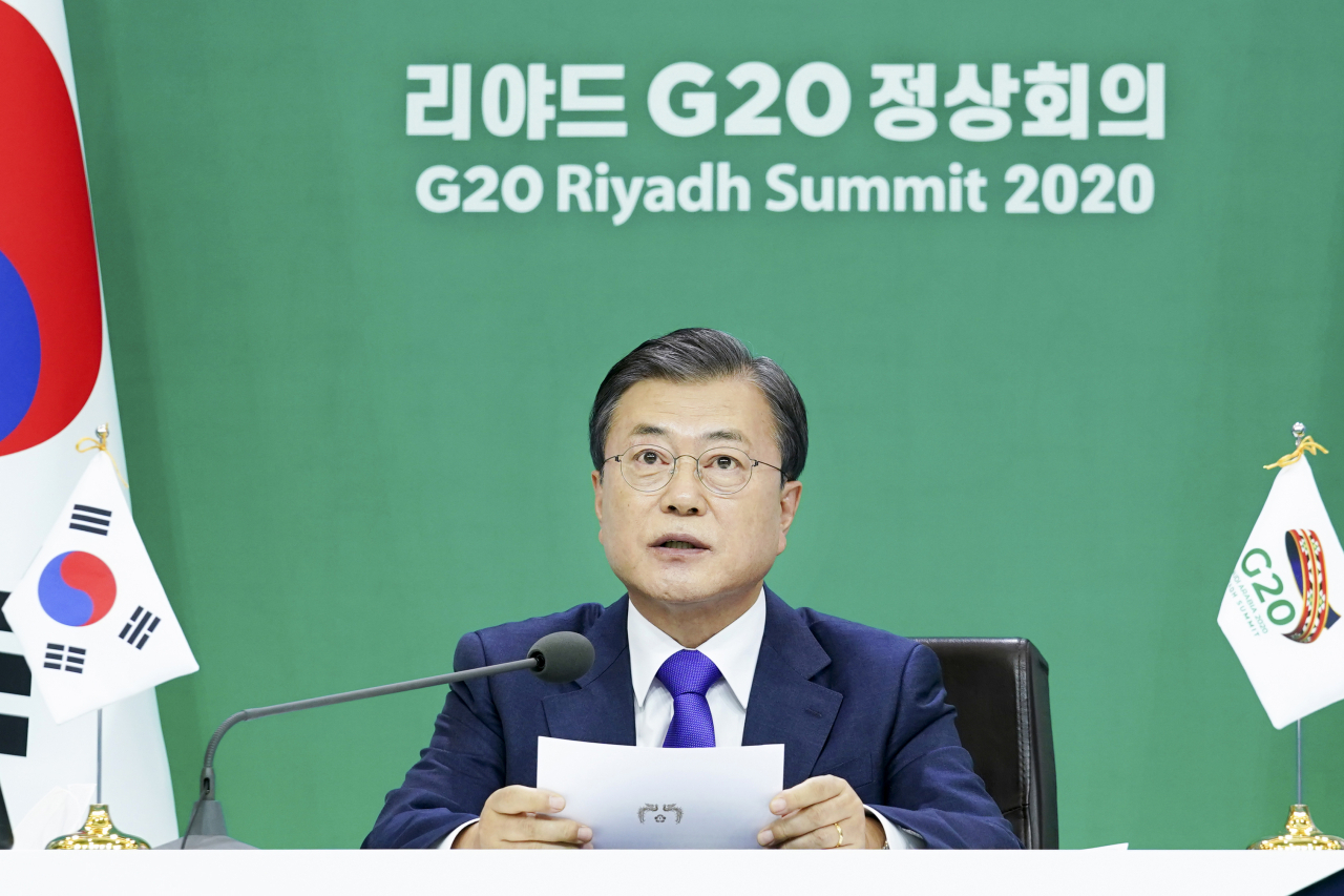 문재인 대통령이 23일 청와대에서 화상회의로 열린 리야드 G20 정상회의에 참석, 의제발언을 하고 있다. [연합]