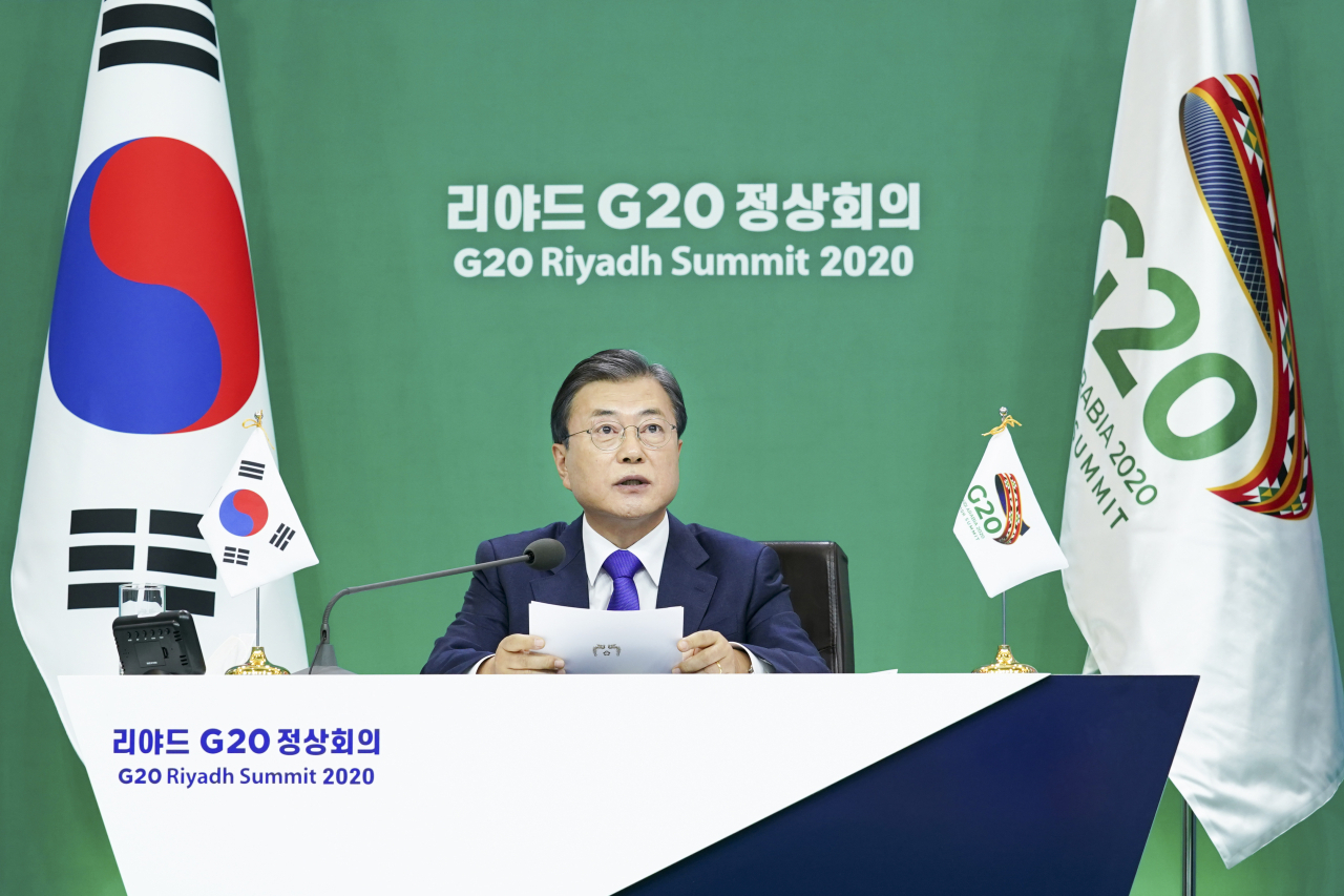 문재인 대통령이 22일 오후 청와대에서 화상회의로 열린 리야드 G20 정상회의에 참석, 의제발언을 하고 있다. [연합]