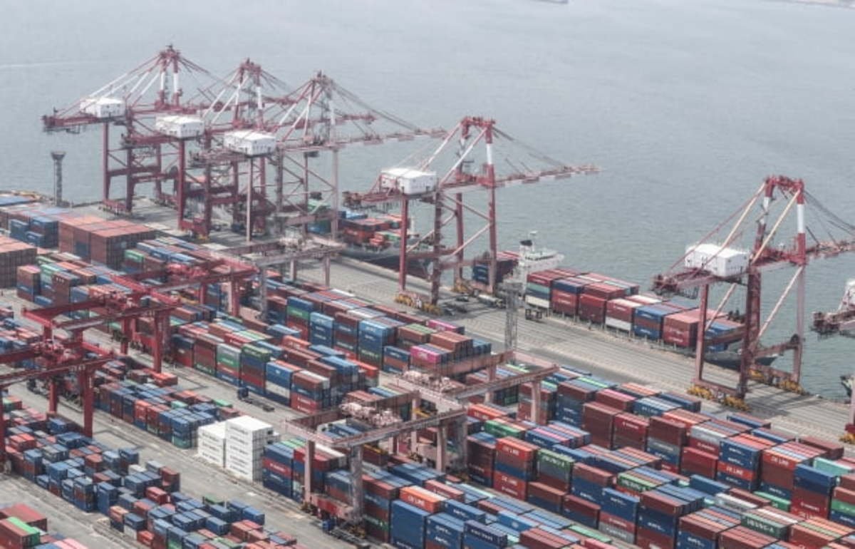 This file photo, taken on June 1, shows stacks of import-export cargo containers at South Korea's largest seaport in Busan, 450 kilometers southeast of Seoul. (Yonhap)