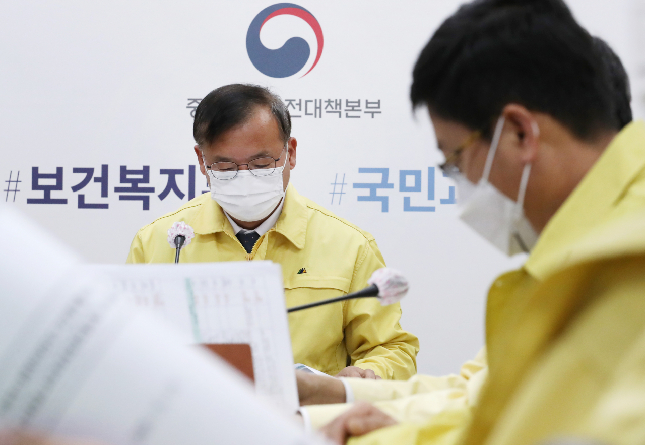 강도태 중앙재난안전대책본부 제1총괄조정관(보건복지부 2차관, 왼쪽)이 23일 오전 세종시 정부세종청사에서 열린 신종 코로나바이러스 감염증(코로나19) 대응 중앙재난안전대책본부 회의를 주재하기에 앞서 배석자들과 자료를 살피고 있다. 연합뉴스