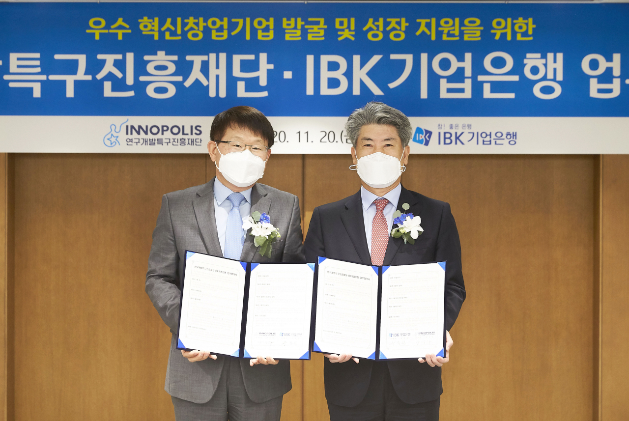 양성광(왼쪽) 연구개발특구진흥재단 이사장과 윤종원 IBK기업은행 윤종원 은행장이 업무협약 체결 후 기념사진을 촬영하고 있다.[연구개발특구진흥재단 제공]