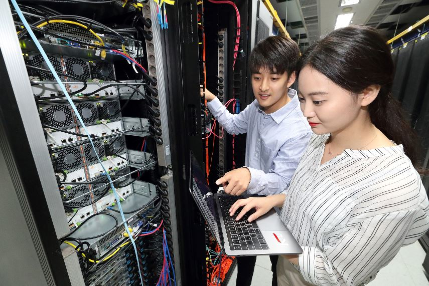 KT 직원들이 목동 데이터센터(IDC)에서 장비를 살펴보고 있다. [KT 제공]