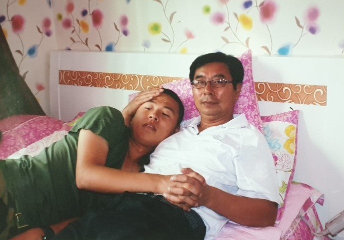 2010년 11월 23일 북한군의 연평도 포격 도발로 사망한 고(故) 문광욱 일병과 그의 아버지 문영조(57) 씨. 사진은 문 일병의 사망 한 달 전께인 2010년 10월 15일, 첫 면회에서 문 일병과 함께 사진을 찍은 문씨의 모습. 2010년 8월 16일 입대한 문 일병은 입대 100일째가 되는 11월 23일 사망했다. [사진=문영조씨 제공]