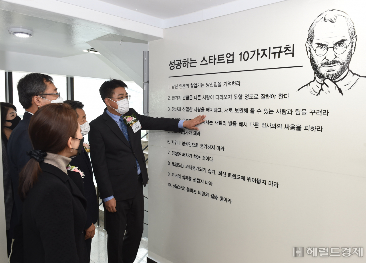 창업지원센터 개관식에서 오승록(맨 오른쪽) 구청장이 시설을 둘러보고 있다. [노원구 제공]
