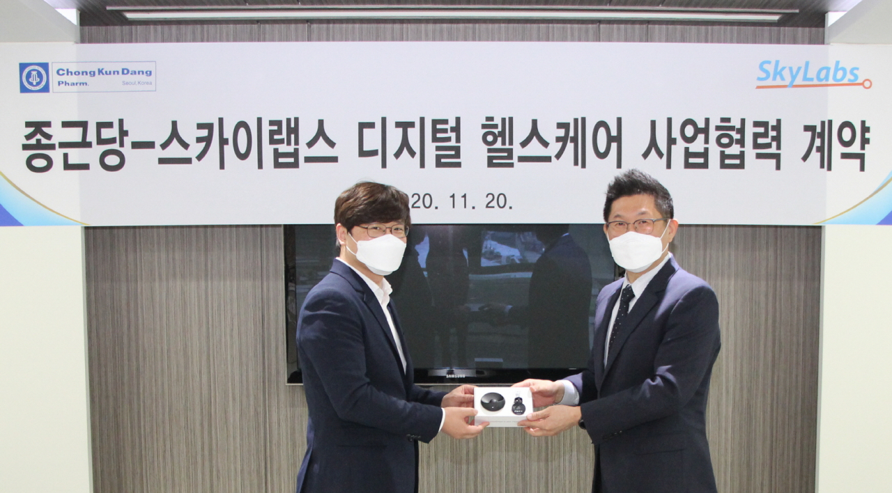 이병환 스카이랩스 대표(왼쪽)와 김영주 종근당 대표이사가 지난 20일 서울 서대문구 종근당 본사에서 웨어러블 심장 모니터링 기기 ‘카트원’의 국내 판권 계약 및 투자에 대한 조인식을 체결했다.[스카이랩스 제공]