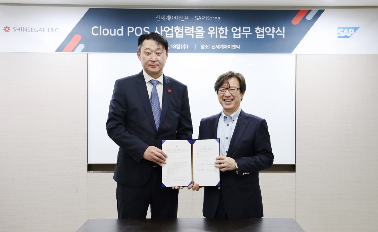서울 회현동 신세계아이앤씨 본사에서 진행된 협약식에서 손정현 신세계아이앤씨 대표(왼쪽)와 이성열 SAP코리아 대표(오른쪽)가 기념촬영을 하고 있다. [신세계아이앤씨 제공]