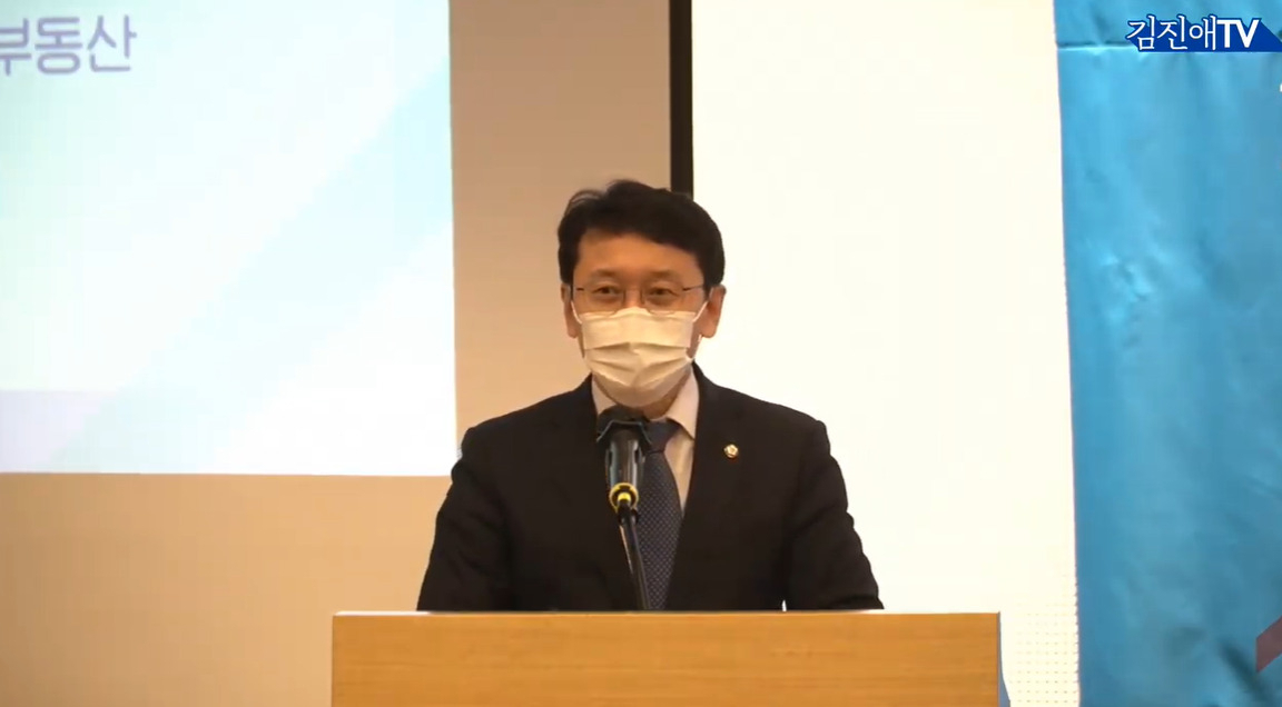 천준호 더불어민주당 의원이 ‘주거복지 서비스 확대를 위한 주택청 신설을 말하다’ 토론회 사회를 보고 있다. [김진애 TV 캡처]