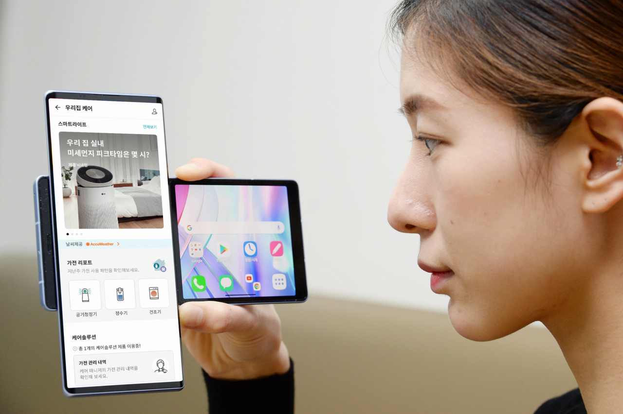 LG전자가 최근 스마트폼 서비스를 제공하는 가전관리 앱 'LG 씽큐(LG ThinQ)'에서 '케어' 서비스를 새롭게 시작했다. 사용자가 'LG 씽큐'에서 '케어' 서비스를 이용하고 있다. [LG전자 제공]