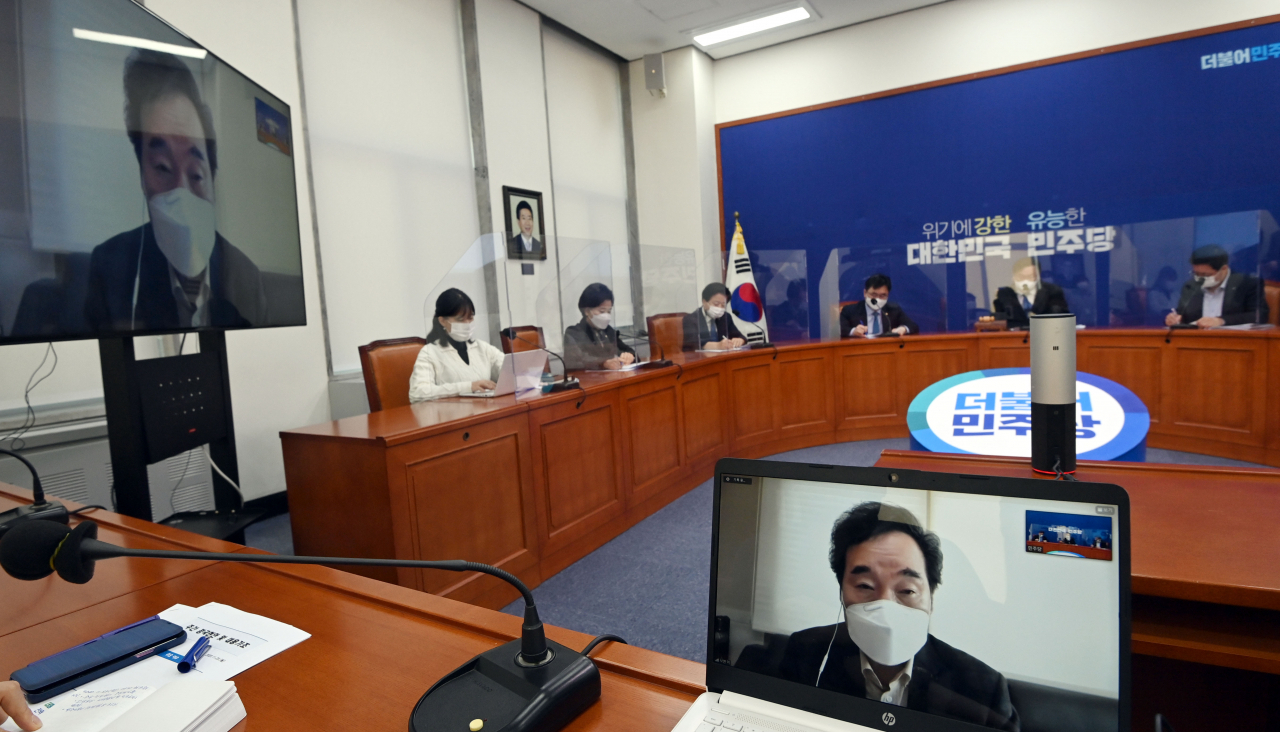 23일 서울 여의도 국회에서 열린 더불어민주당 최고위원회의에서 이낙연 대표가 화상으로 발언하고 있다. 이날 민주당 최고위는 이 대표의 자가격리로 화상으로 열렸다. [연합]