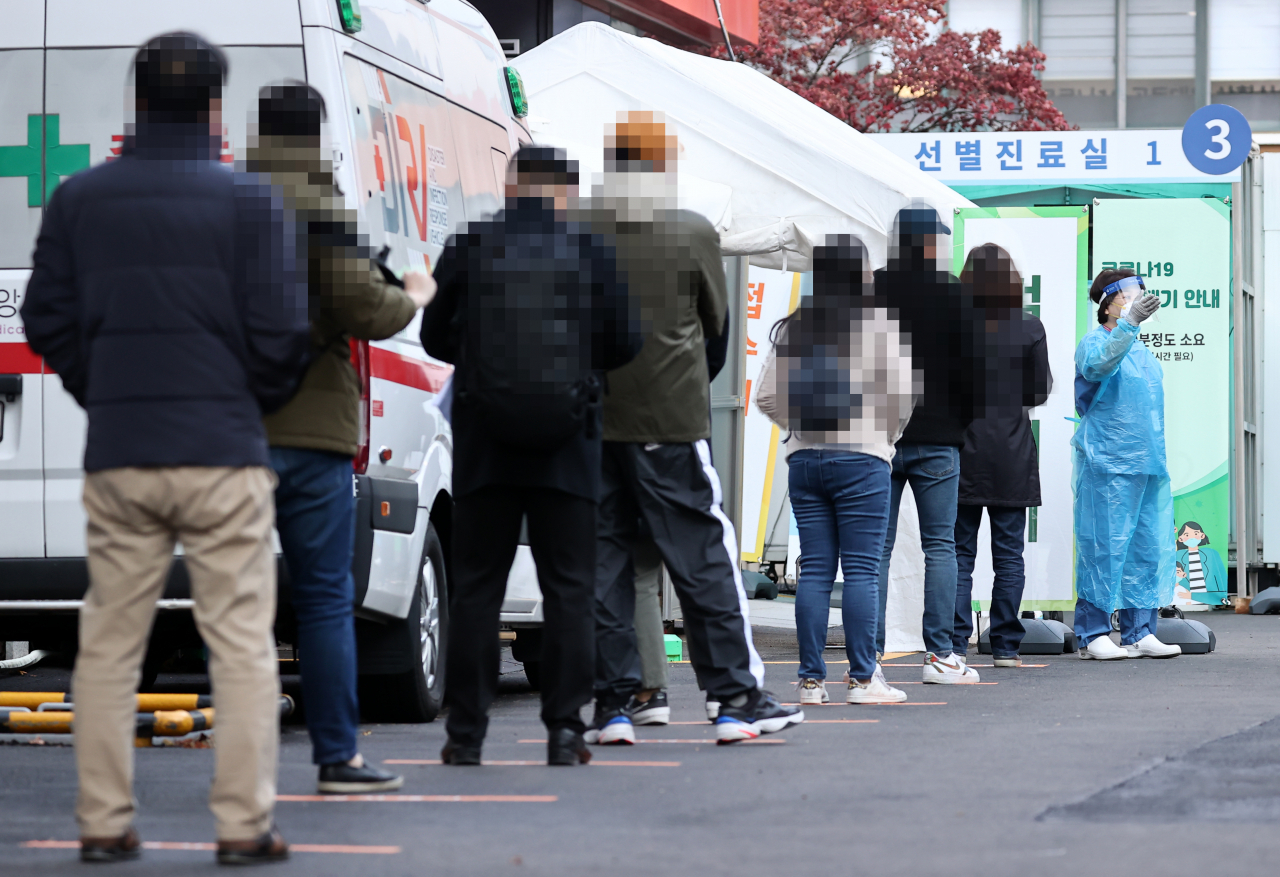 신종 코로나바이러스 감염증(코로나19) 신규 확진자가 23일 0시 기준으로 271명을 기록하며 엿새 만에 300명 아래로 내려온 23일 오전 서울 중구 국립중앙의료원에 마련된 선별진료소에서 시민들이 검사를 받기 위해 줄을 서 있다. [연합]