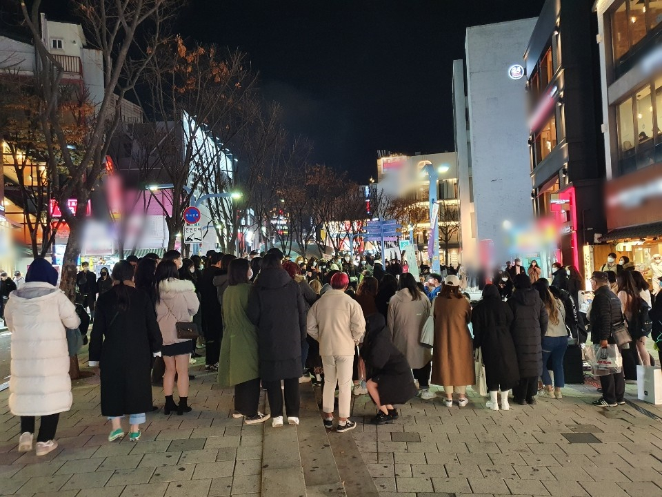 20일 서울 마포구 홍대 걷고싶은 거리에서 시민들이 거리공연을 구경하고 있다. 연합뉴스