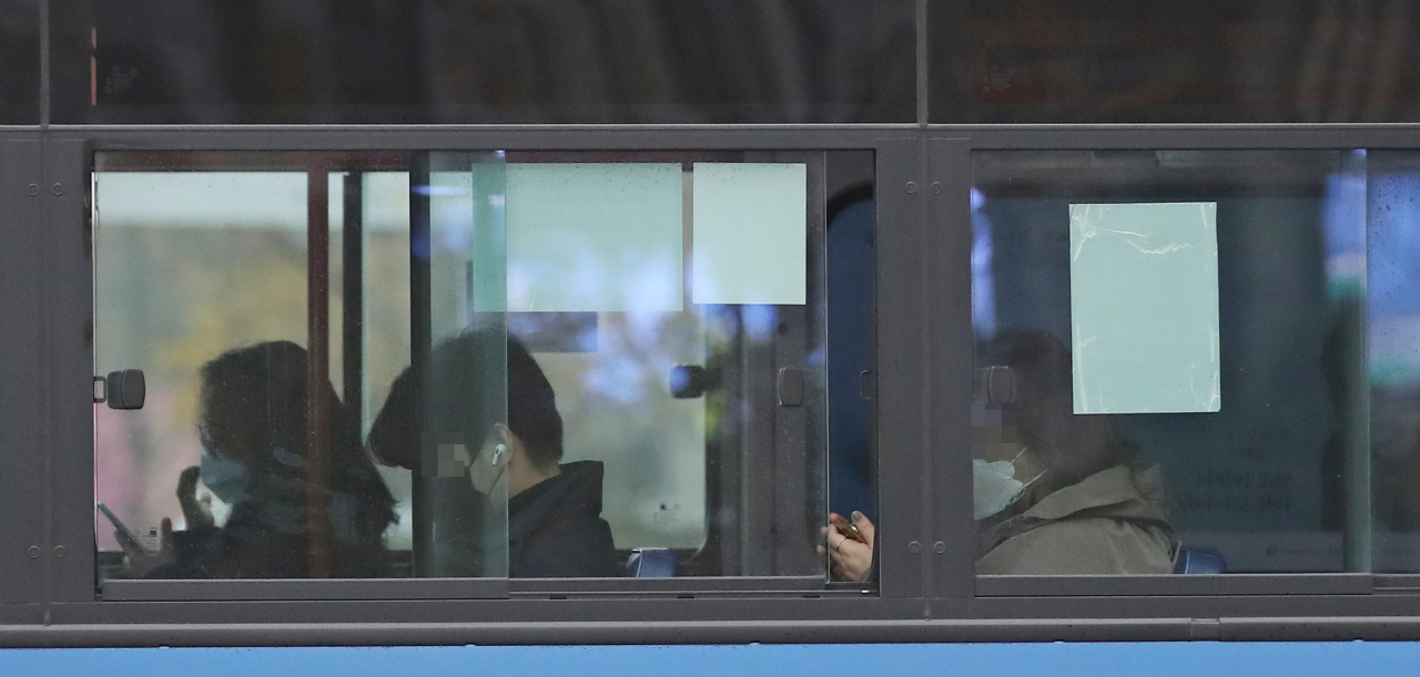 버스에 마스크를 쓴 시민들이 자리에 앉아 있는 모습. [연합]