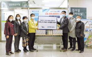 현대위아 임직원들이 경기도 의왕시 의왕보건소를 찾아 ‘코로나19 의료진 응원물품 전달식’을 열고 보건소 관계자들과 함께 기념사진을 찍고 있다. [현대위아 제공]