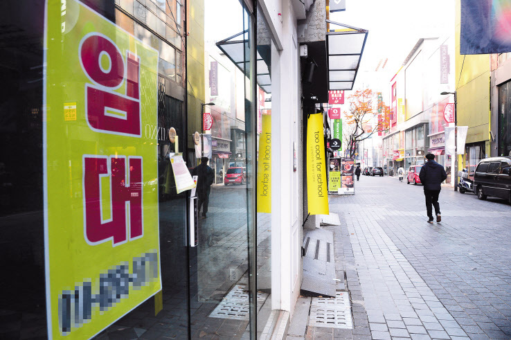 수도권 사회적거리두기 2단계 격상 하루 전인 23일 서울 명동 거리가 한산한 모습을 보이고 있다. 상점 곳곳에는 임대를 알리는 안내문들이 붙어 있다.  박해묵 기자