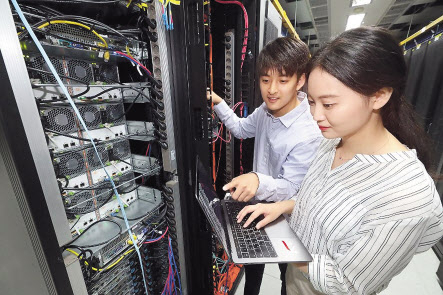 KT 직원들이 목동 데이터센터(IDC)에서 장비를 살펴보고 있다. [KT 제공]