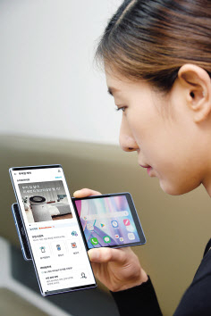 사용자가 ‘LG 씽큐’에서 ‘케어’ 서비스를 이용하고 있다. [LG전자 제공]