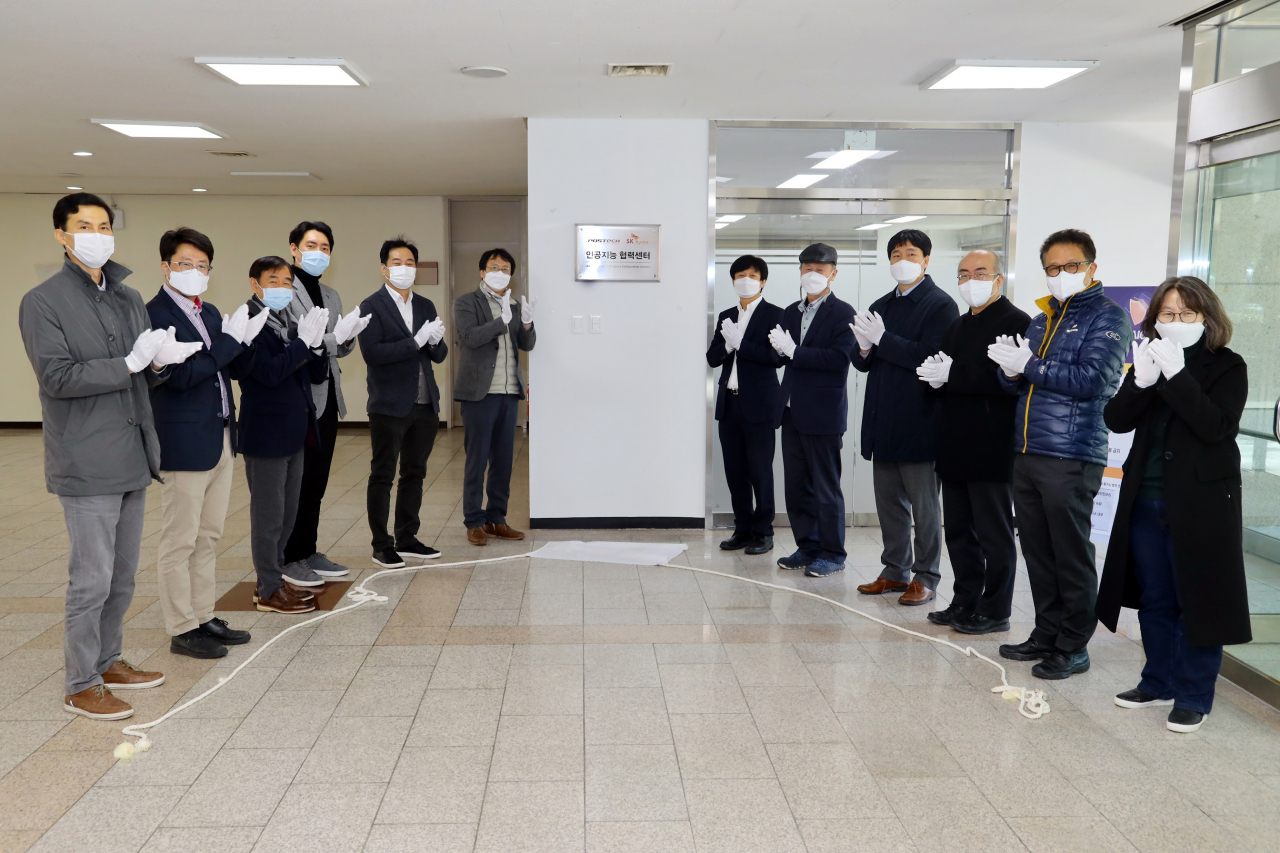 23일 열린 포스텍-SK하이닉스 인공지능협력센터 개소식 참석자들이 커팅식 후 박수를 치고 있다.[포스텍 제공]