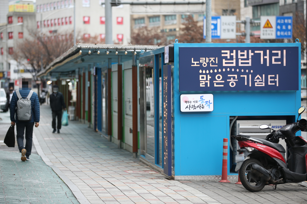 동작구 노량진 임용고시학원 관련 추가 감염자가 속출하는 등 국내 신종 코로나바이러스 감염증(코로나19) 확산세가 꺾이지 않는 가운데, 22일 오전 서울 동작구 컵밥거리 일대가 비교적 한산한 모습을 보이고 있다. [연합]