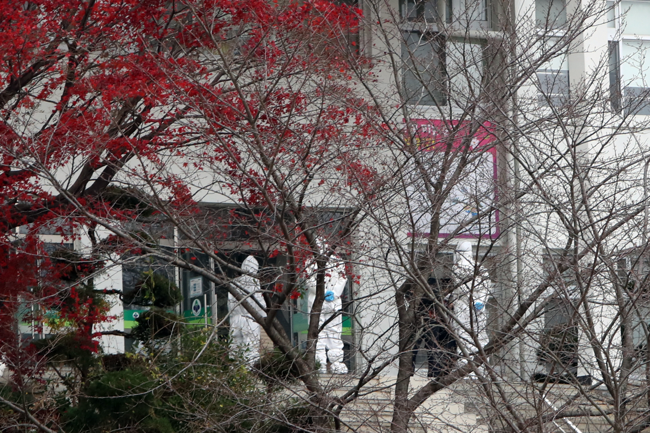 20일 오후 광주 남구 한 여자고등학교 본관 건물 앞에 방역복을 입은 의료진이 모여 있다. 보건 당국은 이 학교 1학년 학생이 자가격리 중 신종 코로나바이러스 감염증(코로나19) 확진 판정을 받자 하교한 동급생을 다시 등교시켜 전수조사했다. [연합]