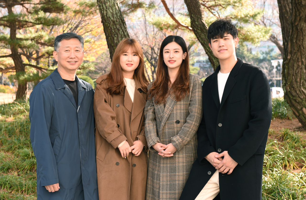 왼쪽부터 양위주 교수, 허원진, 박세영, 오창석.