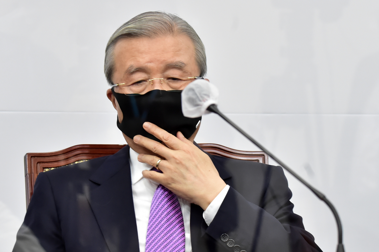 김종인 국민의힘 비상대책위원장이 23일 오전 서울 여의도 국회에서 열린 비상대책위원회의에서 마스크를 고쳐쓰고 있다. [이상섭 기자/babtong@heraldcorp.com]