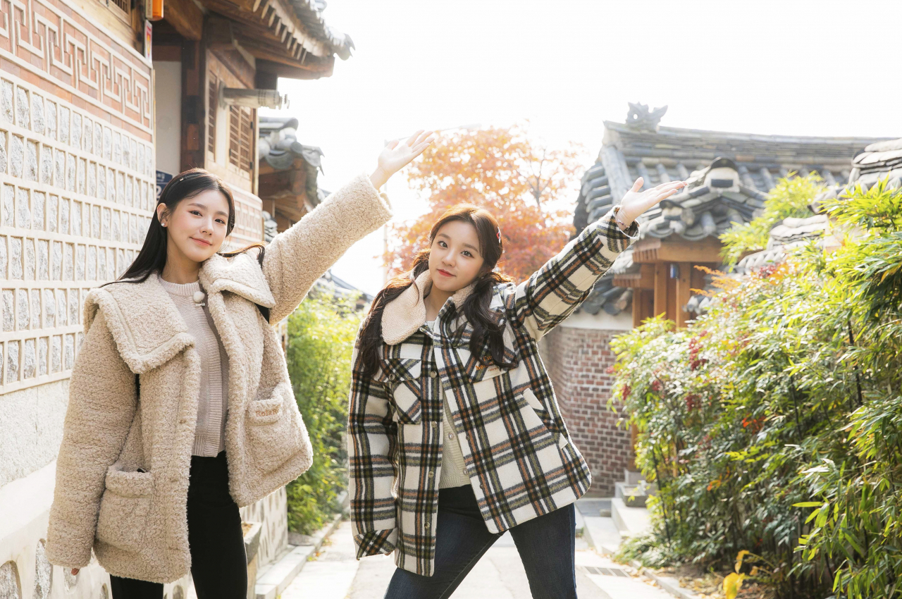 북촌한옥마을에서 인증샷을 남기고 있는 여자아이들(미연, 우기)