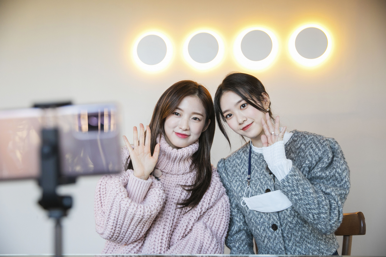 비짓서울 인스타그램 통해 라이브방송 진행 중인 오마이걸(아린, 지호)