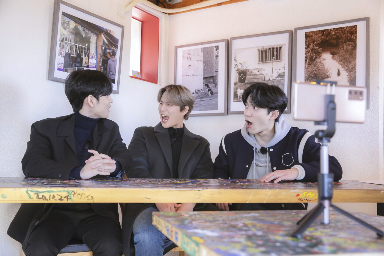 비짓서울 인스타그램 통해 라이브방송 진행 중인 데이식스(원필, 영케이, 도운)