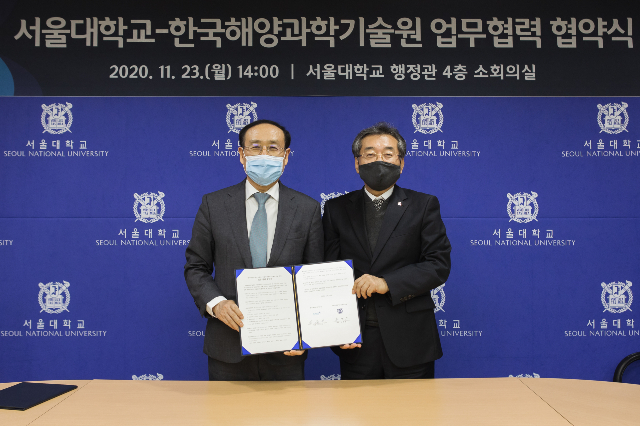 김웅서(오른쪽) KIOST 원장과 오세정 서울대 총장이 협약서를 들어보이고 있다.[KIOST 제공]