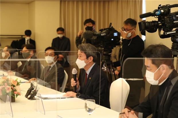 이인영 통일부 장관은 23일 경제계 인사들과 간담회를 갖고 남북경협이 예상보다 빨리 시작될 수도 있다면서 정부와 기업의 역할 분담을 통해 남북경협의 시간을 준비하는 것이 중요하다고 당부했다. [통일부 제공]
