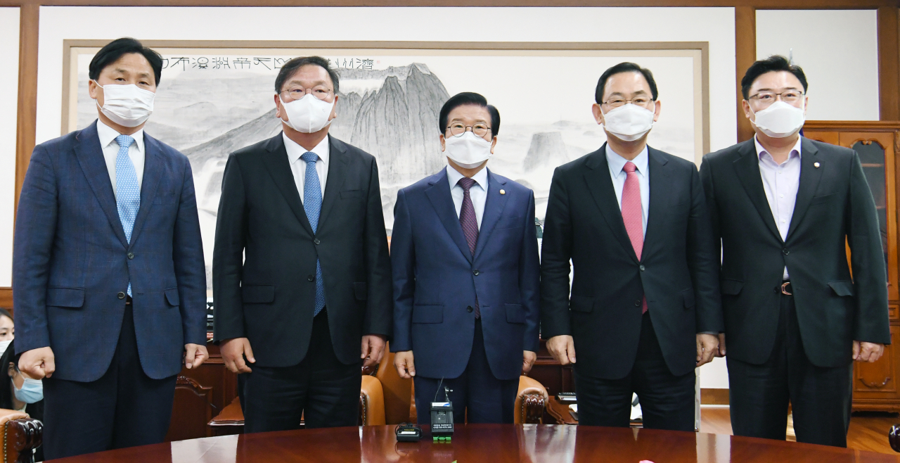 23일 오후 국회 의장실에서 김태년 더불어민주당 원내대표와 주호영 국민의힘 원내대표가 박병석 의장 주재로 '공수처법 해법' 을 논의하기 위해 회동하고 있다. 이상섭 기자 babtong@heraldcorp.com