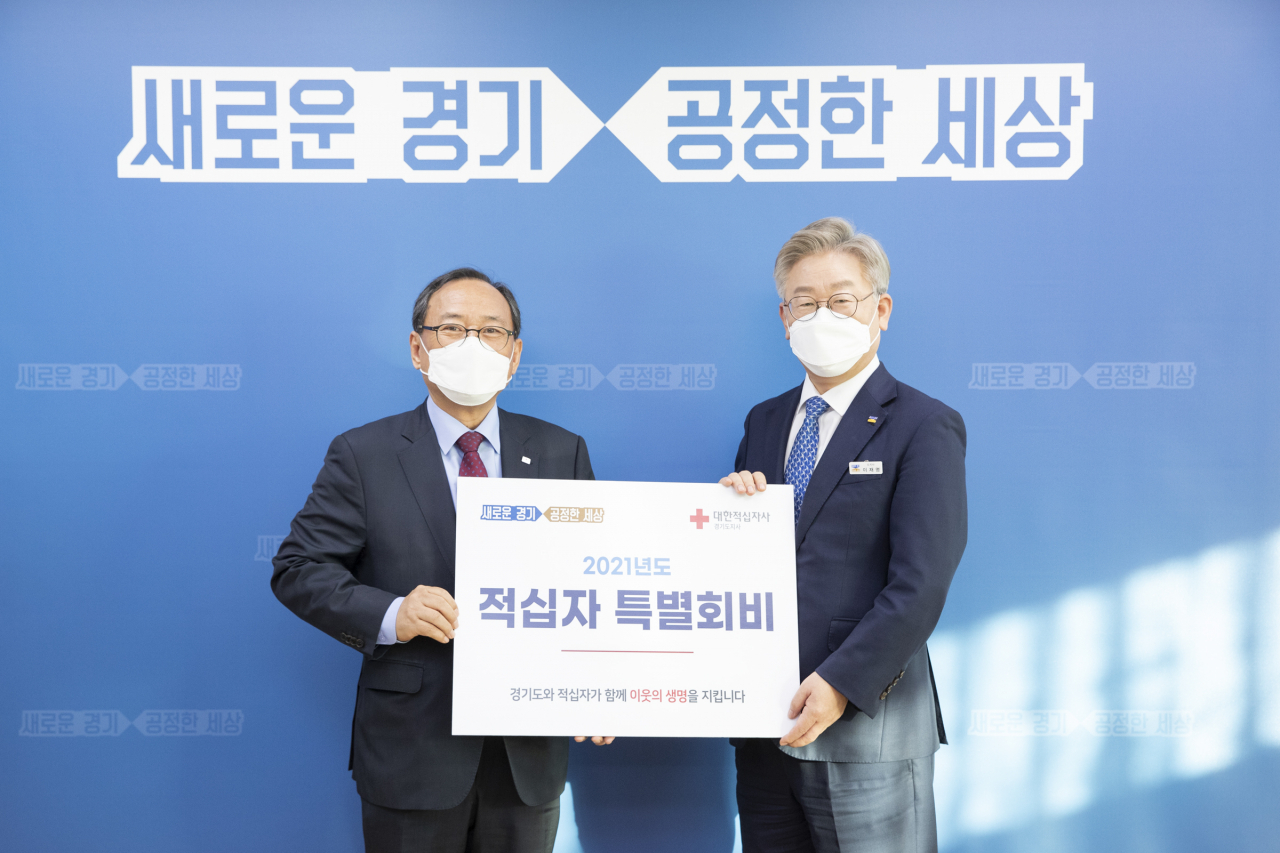 이재명 경기도지사가 윤신일 대한적십자사 회장에게 적십자 특별회비 전달을 하고있다. [경기도 제공]