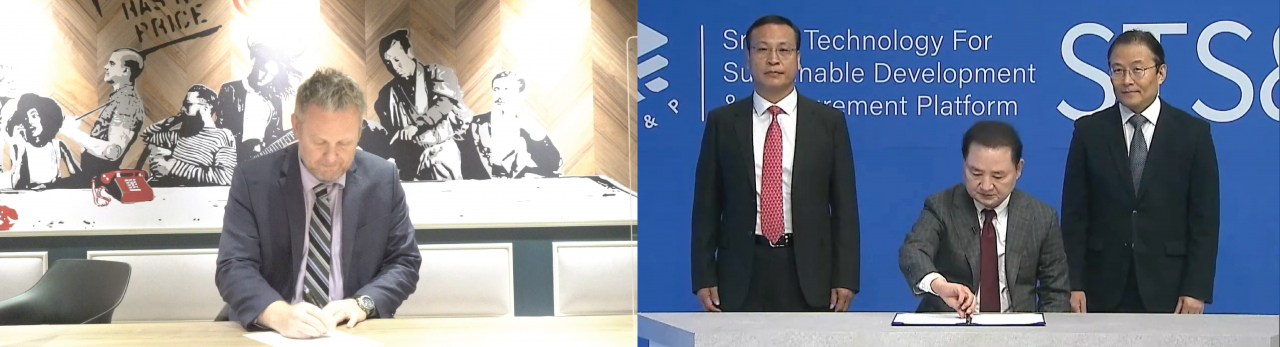 요나스 스벤슨 UNOPS GIC 대표(사진)와 여운환 STS&P 조직위원회 지난 20일 화상으로 열린 ‘2020 K-방역 전시회 및 콘퍼런스’ 행사에서 ‘글로벌 혁신센터 설립’에 관한 협약서를 체결하고 있다. [사진=STS&P 조직위원회 제공]
