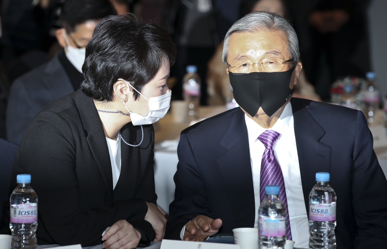김종인 국민의힘 비상대책위원장이 23일 오후 서울 여의도 한 호텔에서 열린 이언주 전 의원의 '부산독립선언' 출판기념회에 참석해 이 전 의원과 대화하고 있다. [연합]