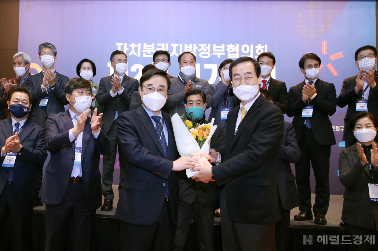 이동진(왼쪽) 도봉구청장이 20일 3대 자치분권지방정부협의회장에 선출된 뒤 축하를 받고 있다. [도봉구 제공]