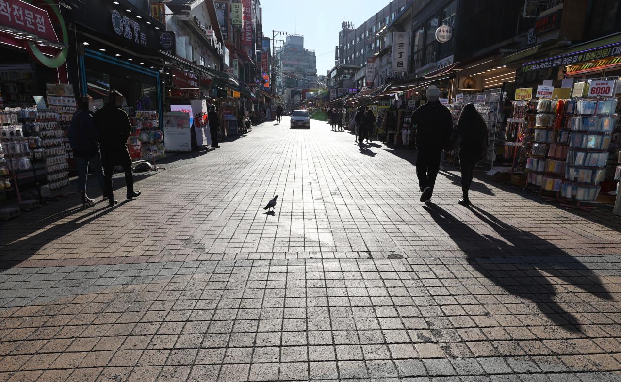 정부는 우리나라 인구의 절반이 밀집한 수도권의 코로나19 확산세가 심상치 않다는 판단에 따라 수도권의 '사회적 거리두기'를 24일 0시부터 2단계로 상향 조정키로 했다. 사진은 23일 오후 서울 마포구 홍익대 앞 거리. 연합뉴스