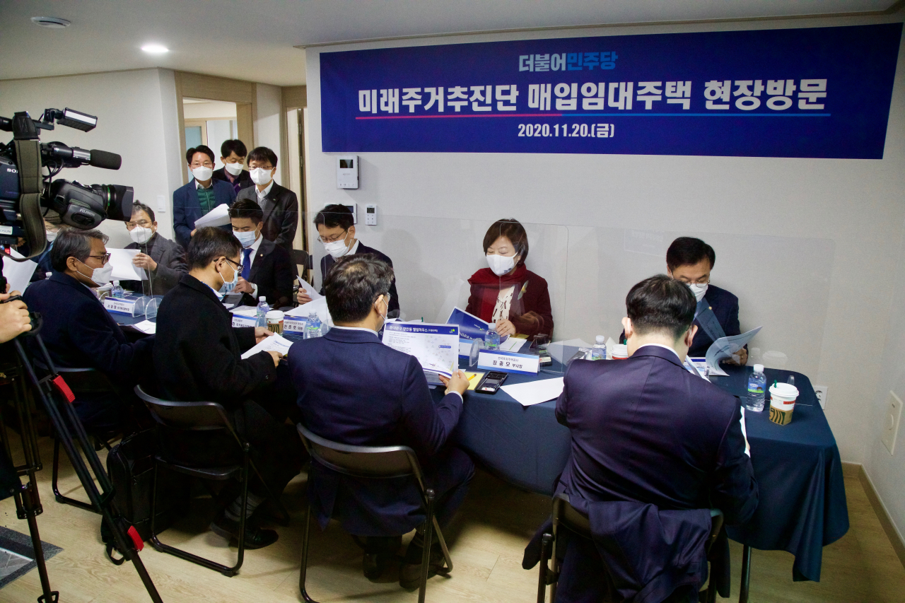 미래주거추진단 진선미 더불어민주당 단장과 의원들이 20일 서울 동대문구에 위치한 LH 매입 임대주택 엘림하우스에서 주거복지사업 현장간담회를 갖고 있다. [연합]