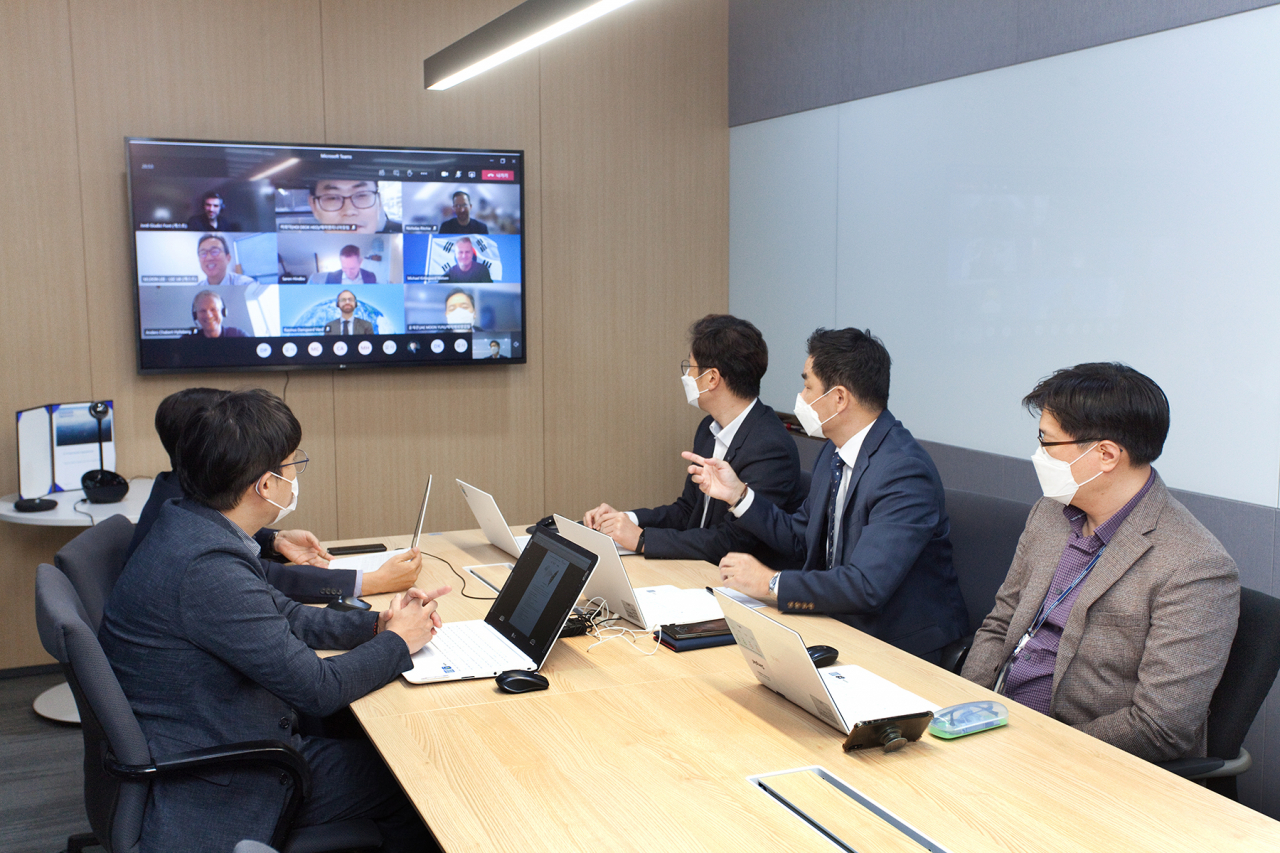 LS전선 직원들이 덴마크 해상풍력개발업체 오스테드 직원들과 화상 회의를 진행하고 있다. [LS전선 제공]