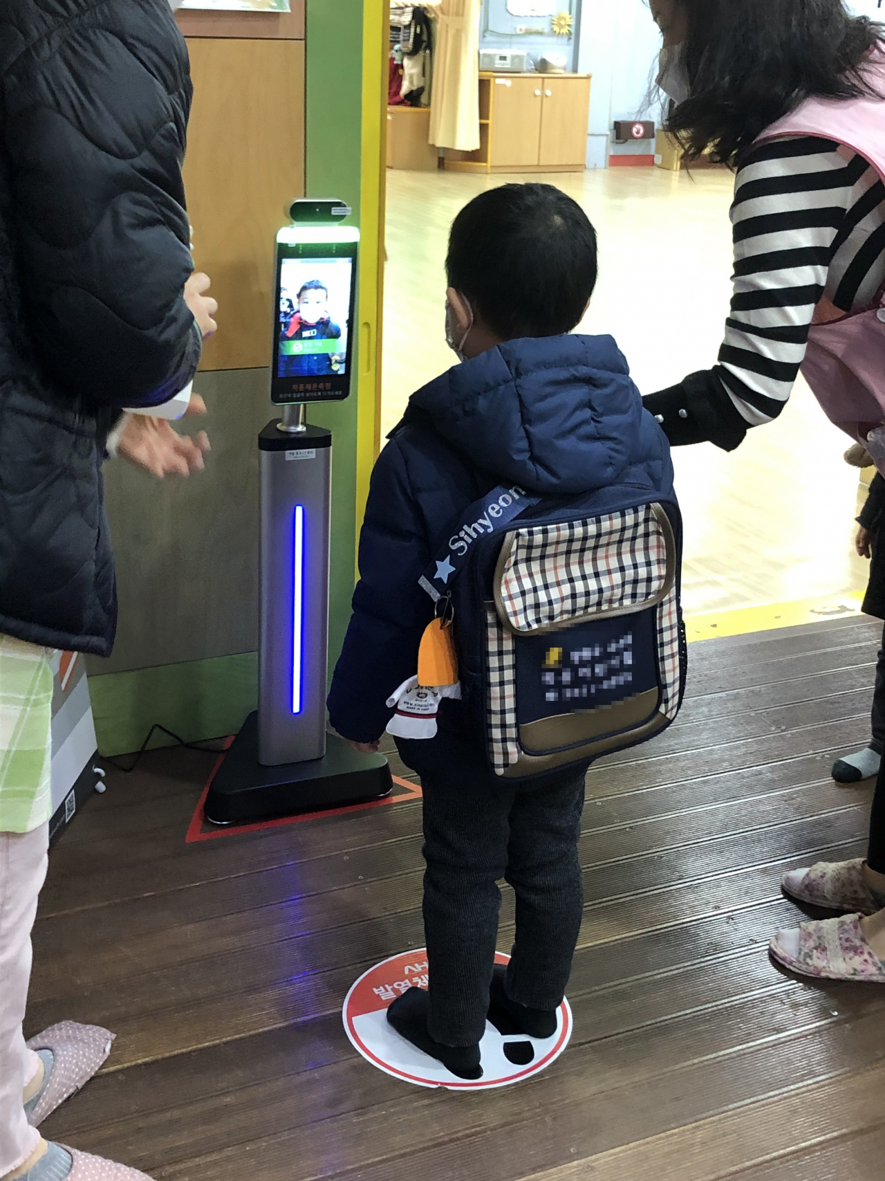 어린이집에 등원한 아이가 발열 체크를 하고 있다. [양천구 제공]