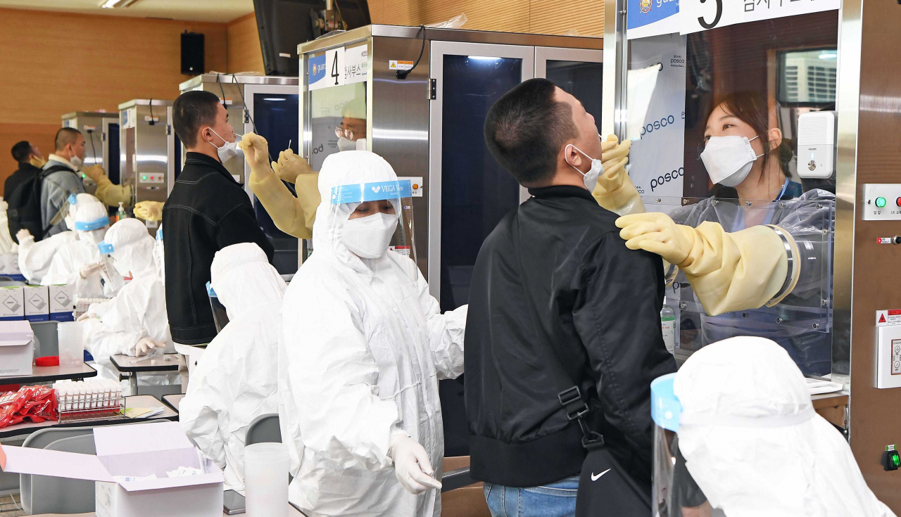 23일 경남 창원시 진해구 해군교육사령부에서 '해군병 671기 입영대상자'들이 유전자 증폭 검사(PCR)를 받고 있다. 연합뉴스