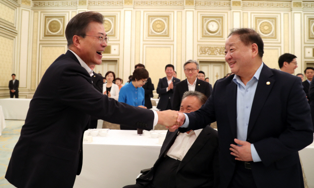 문재인 대통령이 지난 2017년 8월 청와대 영빈관에서 열린 더불어민주당 국회의원 초청 오찬 및 간담회에 입장하며 강창일 의원(오른쪽) 등 참석 의원들과 인사하고 있다. [연합]