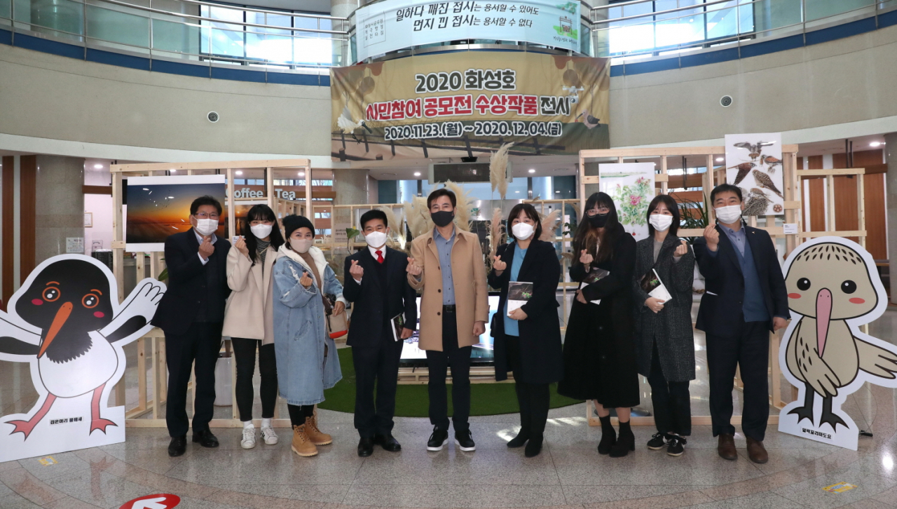 2020 화성호 시민참여 공모전 시청 로비 전시 앞에서 서철모 화성시장과 수상자들 기념촬영을 하고있다. [화성시 제공]